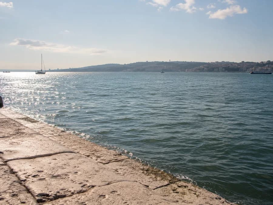 La lumière sur le Tage, au bord du quai à Lisbonne.