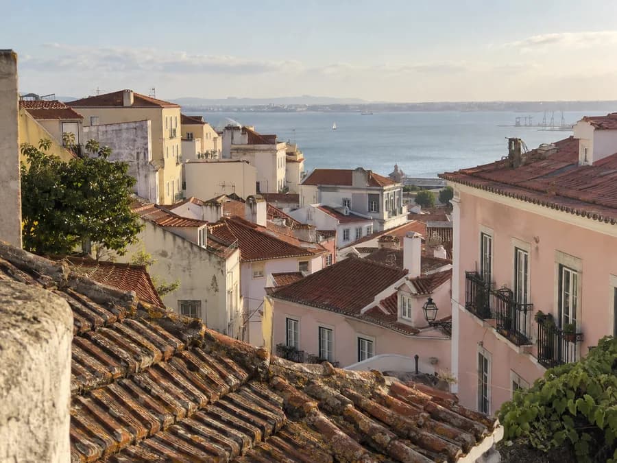 Les toits d’Alfama et le Tage, à Lisbonne.